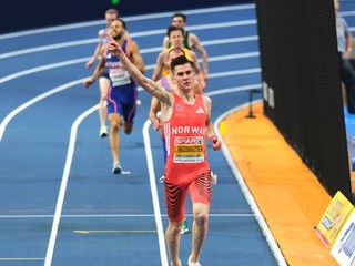 Jakob Ingebrigtsen oslavuje víťazstvo v behu na 3000 m.