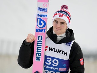 Nórsky skokan na lyžiach Marius Lindvik podvádzal pri súťaži na veľkom mostíku počas MS 2025.