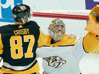 Juuse Saros a Sidney Crosby.