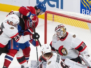 Juraj Slafkovský (Montreal) v súboji pred bránkou Ottawy. 