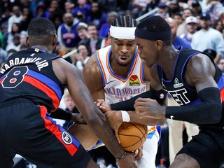 Shai Gilgeous-Alexander počas zápasu medzi Detroitom a Oklahomou City.