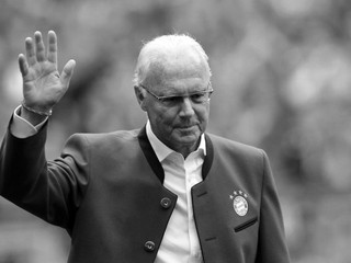 Na archívnej snímke z 14. mája 2016 čestný prezident Bayernu Mníchov Franz Beckenbauer máva na štadióne Allianz Arena v Mníchove. 