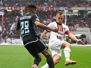 Martin Mikovič a Caesar Blackman počas odvety semifinále Slovenského pohára FC Spartak Trnava - ŠK Slovan Bratislava.