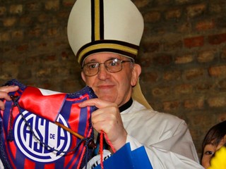 Pápež František s logom svojho obľúbeného klubu San Lorenzo.