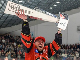 Hráč Prešova Jakub Suja dvíha nad hlavu pohár počas osláv.