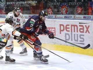 Na snímke zľava Matúš Havrila, Max Gildon (Košice) a Andrej Kudrna (Zvolen).