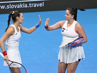 Na snímke slovenský deblový pár Tereza Mihalíková (vľavo) a Viktória Hrunčáková (vpravo).