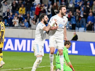 Na snímke v popredí vpravo Kevin Wimmer a Tigran Barseghjan (obaja Slovan) sa radujú.