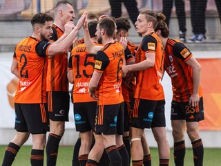 Hráči Ružomberka sa radujú z gólu.