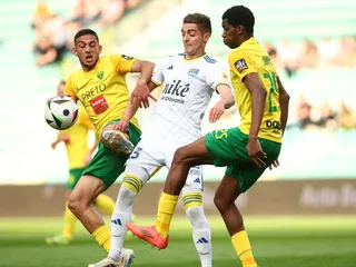 Zľava Kristián Bari, Michal Faško  a Adama Drame v zápase MŠK Žilina - FC Košice v dohrávke 5. kola skupiny o titul v Niké lige.