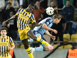 Július Szöke (Slovan) a Mahmudo Bajo (DAC).