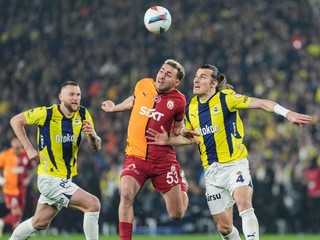 Na snímke hráči Fenerbahce Çağlar Söyüncü (vpravo) a Slovák Milan Škriniar (vľavo) a uprostred hráč Galatasaray Baris Alper Yilmaz.