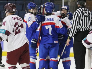 Slovenskí hokejisti oslavujú gól v zápase Slovensko - Lotyšsko na MS 18.
