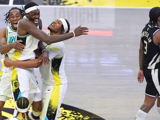 Basketbalisti Indiana Pacers oslavujú víťazstvo.