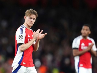 Martin Ödegaard ďakuje fanúšikom po prvom zápase semifinále Ligy majstrov.