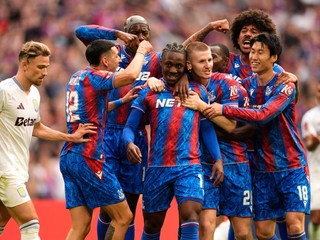 Hráči Crystal Palace oslavujú gól