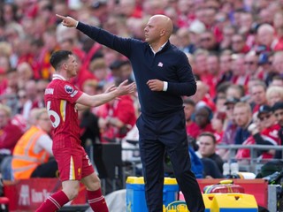 Tréner Arne Slot na lavičke Liverpool FC.