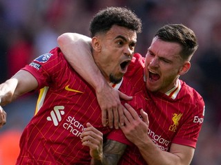 Futbalisti Liverpoolu Luis Diaz (vľavo) a Andrew Robertson sa tešia z gólu. 