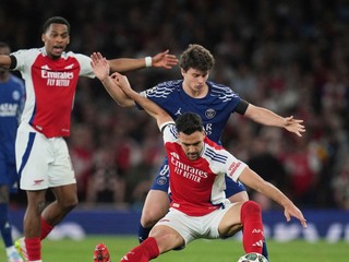 Fotka zo zápasu Arsenal - Paríž St. Germain.