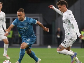 Stanislav Lobotka (vľavo) a Sebastian Esposito v zápase Serie A SSC Neapol - Empoli FC.