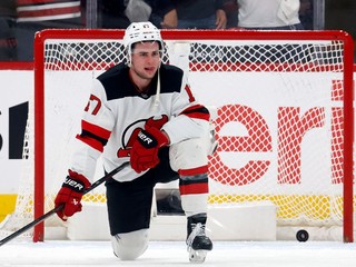 Obranca New Jersey Šimon Nemec.