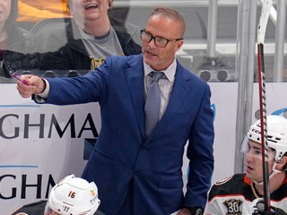 Tréner Greg Cronin na lavičke Anaheim Ducks.