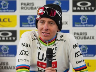 Tadej Pogačar odpovedá na otázky novinárov.