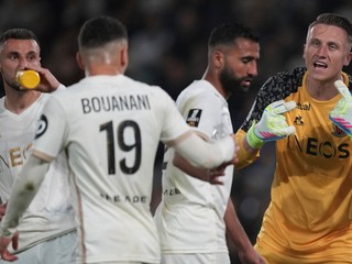 Brankár Nice Marcin Bulka (vpravo) reaguje v zápase francúzskej Ligue 1 Paríž St. Germain - OGC Nice.