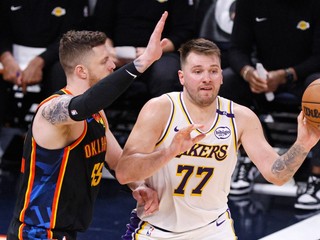 Luka Dončič (vpravo) v zápase proti Oklahoma City Thunder.