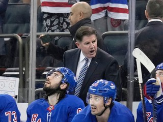 Tréner Peter Laviolette na striedačke New York Rangers.