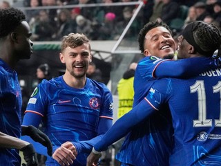 Futbalista Chelsea Londýn oslavujú gól.