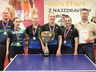 Stolné tenistky tímu ŠKST Topoľčany A vyhrali slovenskú extraligu žien.