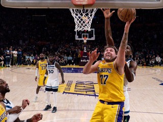 Luka Dončič (vpredu) a Anthony Edwards v 2. zápase 1. kola play-off NBA Los Angeles Lakers - Minnesora Timberwolves.