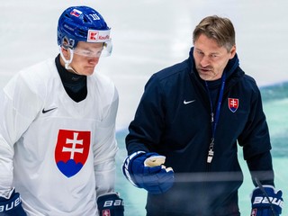 Zľava Adam Sýkora a tréner hokejovej reprezentácie Vladimír Országh počas tréningu.