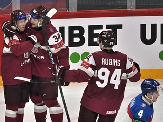 Lotyšský hráč Dans Ločmelis (vľavo) sa teší z gólu so spoluhráčmi počas zápasu A-skupiny Lotyšsko - Slovensko na MS v hokeji 2025. 
