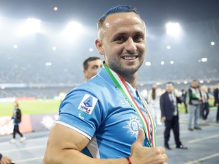 Stanislav Lobotka oslavuje zisk titulu s Neapolom.