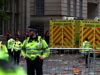 Situácia po náraze auta do ľudí počas osláv klubu Liverpool FC v uliciach mesta po zisku titulu v Premier League.