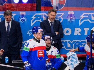 Tréner Slovenska Vladimír Országh počas zápasu na MS v hokeji 2025. 