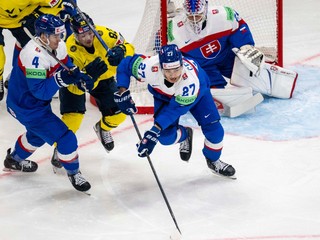 Dávid Mudrák (Slovensko), Jesper Froden (Švédsko), Sebastian Čederle (Slovensko) a slovenský brankár Patrik Rybár počas zápasu základnej A-skupiny Švédsko - Slovensko na MS v hokeji 2025. 