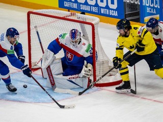 Zľava Dávid Mudrák, brankár Patrik Rybár, Rasmus Andersson a Michal Beňo v zápase Slovensko - Švédsko v skupine A na MS v hokeji 2025.