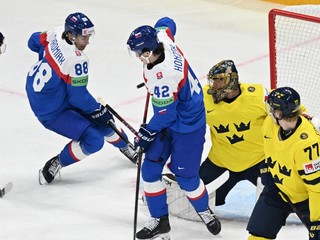 Martin Chromiak a Samuel Honzek v zápase Slovensko - Švédsko v skupine A na MS v hokeji 2025.