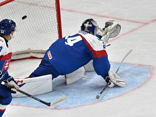 Patrik Koch a brankár Patrik Rybár po inkasovanom góle v zápase Slovensko - Švédsko v skupine A na MS v hokeji 2025.