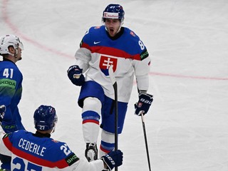 Pavol Regenda oslavuje gól proti Slovinsku na MS v hokeji 2025.
