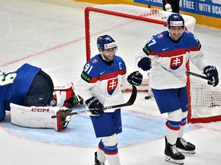 Zľava po góle brankár Matija Pintarič, Matúš Sukeľ a Pavol Regenda v zápase Slovensko - Slovinsko v skupine A na MS v hokeji 2025.