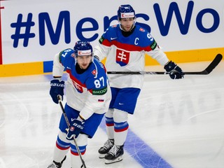Pavol Regenda a Matúš Sukeľ počas rozcvičky pred zápasom základnej A- skupiny Slovensko - Slovinsko na MS v hokeji 2025. 