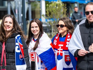 Fanúšikovia Slovenska pred zápasom so Slovinsko na MS v hokeji 2025.