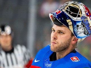 Slovenský brankár Samuel Hlavaj v zápase základnej A- skupiny Slovensko - Slovinsko na MS v hokeji 2025. 