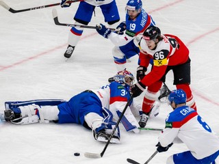 Brankár Samuel Hlavaj, Patrik Hrehorčák, Maxim Čajkovič a Marco Kasper, ktorý strieľa gól v zápase Slovensko - Rakúsko v skupine A na MS v hokeji 2025.