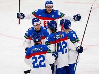 Slovenskí hokejisti oslavujú gól.