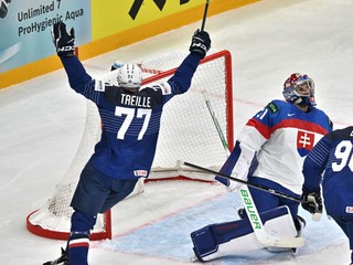 Sacha Treille sa teší z gólu Louisa Boudona v zápase Slovensko - Francúzsko na MS v hokeji 2025.